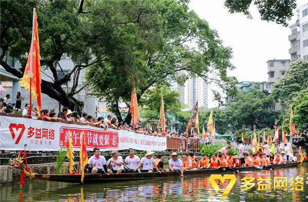 【图1：“神武文化使者”体验传统龙舟文化】.jpg